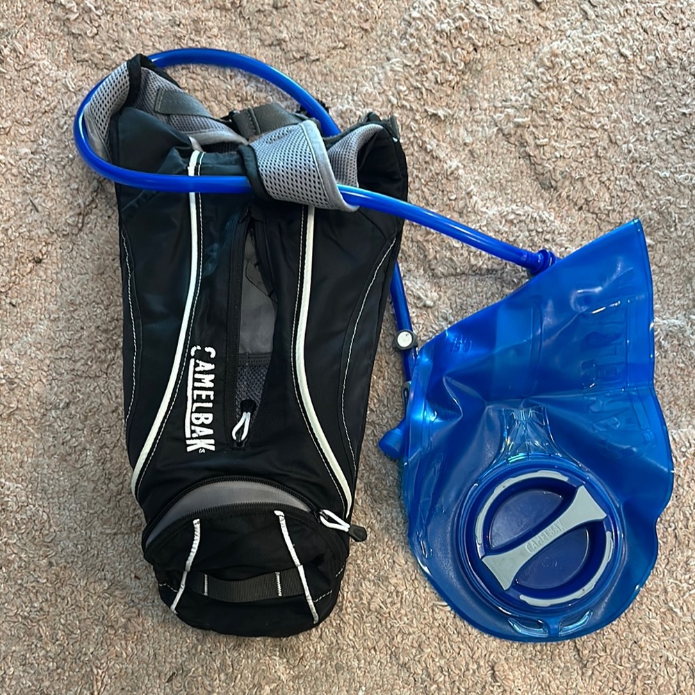 CamelBak Black & Blue Hydration Backpack with Reservoir Hiking Biking Pack - Picture 4 of 4
